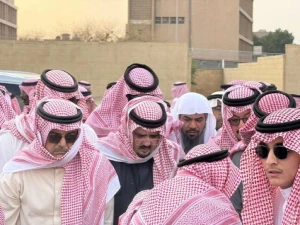 شاهد: عبدالعزيز بن فهد‬⁩  أثناء دفن أخيه ⁧‫محمد بن فهد في مقبرة العود ⁧‫بالرياض