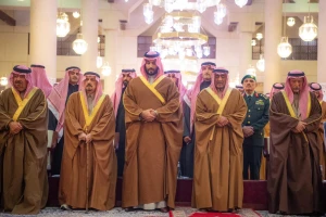 شاهد : ولي العهد يؤدي صلاة الميت على الأمير محمد بن فهد في جامع الإمام تركي بن عبد الله في الرياض