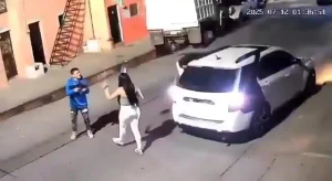 بعد أن حطّمت سيارته.. بالفيديو.. شاب يطلق النار على صديقته السابقة ويرديها قتيلة وسط الشارع
