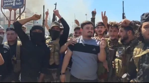 "عاشت سوريا عربية".. بالفيديو.. شاب سوري يوجه رسالة لفلول الميليشيات المسلحة من داخل مدينة السويداء الدرزية