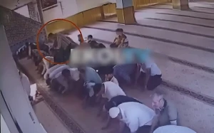بالفيديو.. شخص يحمل سكين يطعن آخر عدة مرات أثناء الصلاة داخل مسجد  في تركيا