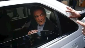 "السبب غير متوقع".. الرئيس الإيراني يذهب إلى مكان عمله بتاكسي بعد تعطل سيارته الخاصة وسط الطريق