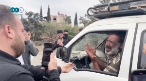"ولادي حرقوهم فاتوا علينا ذبحونا.. أرجع؟ والله ما أرجع".. بالفيديو: أحد المهجرين من السويداء يكشف الانتهاكات التي تعرضت لها أسرته على يد جماعة الهجري