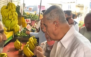 «هتتقوا ربنا إمتى؟».. بالفيديو: محافظ الإسكندرية يُعنِّف بائعًا لعرضه الموز بسعر 50 جنيهًا للكيلو