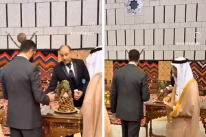 تناولا التمر والقهوة.. بالفيديو: الرئيس السوري أحمد الشرع يقدم واجب الضيافة لوزير الاستثمار خالد الفالح