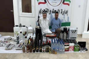 بالأسماء .. الكويت تشهر  بطبيب وكابتن طيار بحوزتهما ذخائر وخمور