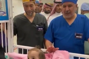 بالفيديو:  بدء عملية فصل التوأم السيامي السوري "سيلين وإيلين" في الرياض.. والكشف عن مدة العملية