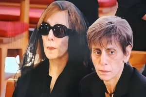 بعد غياب سنوات.. بالفيديو: ظهور نادر للفنانة فيروز خلال جنازة نجلها زياد الرحباني