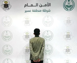 القبض والتشهير بمقيم لتحرشه بامرأة في منطقة عسير .. والكشف عن جنسيته