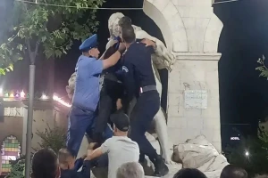 فيديو يوثق لحظة القبض على  شخص حاول تحطيم تمثال لجسد امرأة عارية مثير للجدل في الجزائر