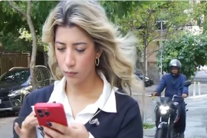 بالفيديو.. لص يفاجئ مراسلة برازيلية ويسرق هاتفها من يدها أثناء بث مباشر