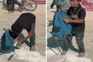 بالفيديو.. طفل فلسطيني من غزة يجمع بقايا الطحين المخلوط بالتراب لسد جوعه