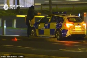 بالفيديو: شخص يهدد ضابطين بريطانيين داخل سيارة شرطة بمسدس من ورق .. شاهد ردة فعلهما