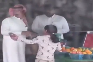 بالفيديو: فتاة تحصد تفاعلًا واسعًا بعد تحايلها على والدها لدفع الحساب قبله