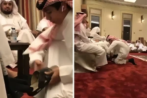 تداول فيديو ل "محمد القاسم" وهو طفل يلبس جده الشراب والحذاء في مناسبة اجتماعية بمكة