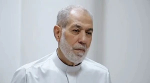 يتقدمهم  "مفتي البراميل ".. بالفيديو : وزارة العدل السورية توثق لحظة بدء محاكمة كبار رموز النظام السابق المتهمين بارتكاب جرائم ضد الشعب السوري