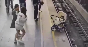 بالفيديو: لحظة دهس قطار عربة طفل انزلقت على سكة حديدية أمام أعين والدته.. ومفاجأة بشأن مصير الرضيع!