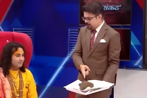 بالفيديو.. ردة فعل هندوسي بعدما فاجأه مذيع بطلب تناول روث البقر لإثبات صحة تصريحاته عن فوائده الصحية