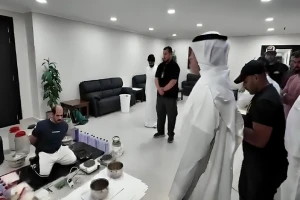 بالصور: وزير الداخلية الكويتي يشرف على ضبط متهم بتصنيع وترويج مادة الشبو وبحوزته أسلحة نارية