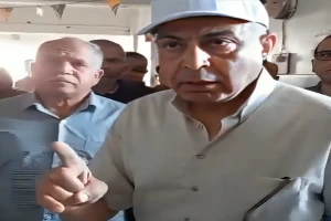 "هل دا يرضي ربنا".. بالفيديو: انفعال مسؤول مصري على مدير مدرسة حُوّل فصل دراسي إلى مكتب