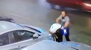 فيديو :ضابط شرطة مصري يعتدي بالضرب على عامل جراج