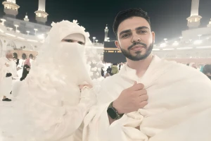 بالصور: مصري يلتقط سيلفي مع عروسه في الحرم .. ويعلق:  تركنا صخب الأفراح لنسكن سكينة البيت الحرام