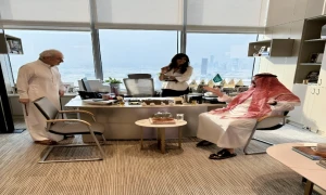 الأميرة ريم بنت الوليد بن طلال تنشر صورة في مكتبها تجمعها بوالدها وعمها