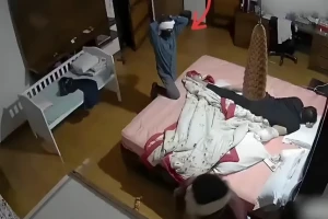 بالفيديو: كاميرا توثق لحظة اقتحام لصَّين غرفة نوم .. أحدهما يفتش المكان والآخر يمسك أداة حديدية استعداداً لضرب صاحب المنزل إذا استيقظ من نومه