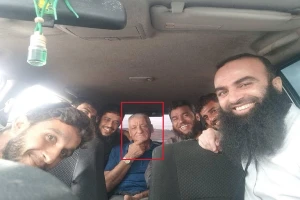 بالصور.. القبض على ضابطين مسؤولين عن ثاني أكبر مستودعات عسكرية في نظام الأسد البائد.. والسوريون يحتفلون بتوزيع الحلوى