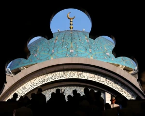 قانون جديد يثير الجدل في ماليزيا: السجن عامين للرجال المتخلفين عن صلاة الجمعة