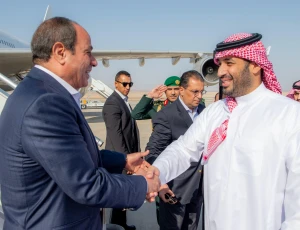 الرئيس المصري "عبد الفتاح السيسي "يصل إلى نيوم وولي العهد في مقدمة مستقبليه