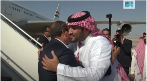 بالفيديو: لحظة استقبال ولي العهد‬⁩ الأمير محمد بن سلمان  الرئيس المصري عبدالفتاح السيسي لدى وصوله إلى نيوم