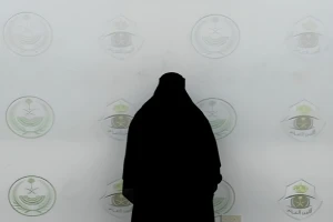 القبض على امرأة ارتكبت جرائم  نشل حقائب نسائية من مجمع تجاري بالرياض