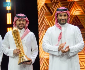 بالفيديو ولي العهد‬⁩ يتوج فريق ⁧‫فالكونز‬⁩ بلقب كأس العالم للرياضات الإلكترونية‬⁩ للمرة الثانية في تاريخه