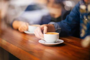 بعد 150 دقيقة فقط.. دراسة تكشف تأثير أول فنجان قهوة على المزاج صباحًا