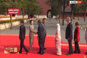 للمرة الثانية.. بالفيديو: زوجة رئيس وزراء ماليزيا ترفض مصافحة الرئيس الصيني وتكتفي بالانحناء
