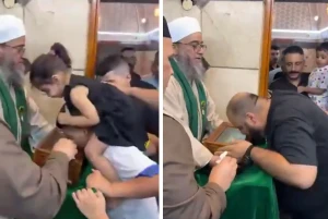 بالفيديو: عرض شعرة مزعومة للنبي في صندوق ببغداد وعراقيون يقبلونها للتبرك بها