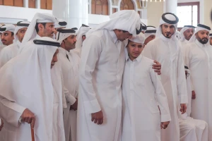 بالصور: أمير قطر يواسي نجل رجل الأمن "بدر الدوسري" الذي توفي في الهجوم الإسرائيلي على الدوحة