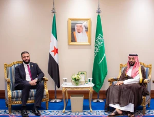 ولي العهد يلتقي الرئيس السوري " أحمد الشرع "على هامش القمة العربية الإسلامية في الدوحة