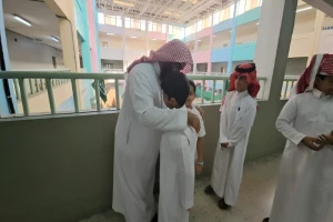 بالصور.. معلم متقاعد يفاجئ زملاءه والطلاب بالعودة للتدريس .. ويكشف السبب