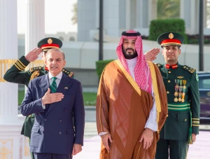 بالصور : ولي العهد يستقبل رئيس الوزراء الباكستاني في الديوان الملكي بقصر اليمامة ويقيم له مراسم استقبال رسمية
