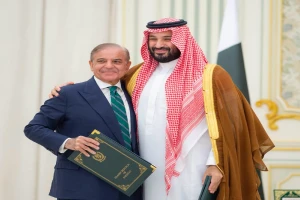 بالصور : ولي العهد‬⁩ ورئيس وزراء باكستان يوقعان على اتفاقية الدفاع الإستراتيجي المشترك