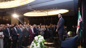 "مثلك ما أنجبت النساء".. بالفيديو: لحظة استقبال الجالية السورية في أمريكا للرئيس "الشرع"