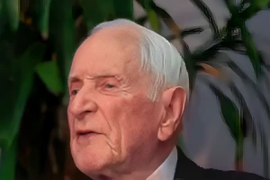 حتى لو كنت سمينًا أو مدخنًا.. بالفيديو.. طبيب عمره 100 عام يكشف عن عادة يومية تطيل العمر