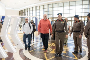 بالصور : تركي آل الشيخ يكشف سر مرافقة رجال الأمن لمخرج أسترالي أثناء زيارته السعودية