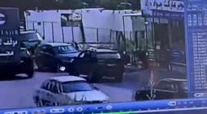 بالفيديو: لحظة استهداف سيارة تابعة لأعضاء من حزب الله في لبنان وانفجارها ومصرع ركابها