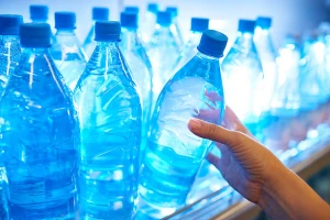 علماء يحذرون : المياه المعبأة في عبوات بلاستيكية تزيد من خطر الإصابة بالسرطان