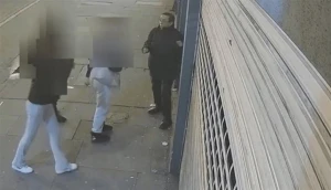 جريمة تهز لندن.. بالفيديو : ثلاث فتيات يقتلن مسنًا ويوثقن الجريمة بالصوت والصورة