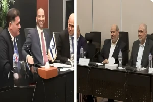 صورة باسمة  لوفد حماس والوفد الإسرائيلي في شرم الشيخ  أثناء مباحثات التوصل إلى اتفاق لوقف إطلاق النار في غزة
