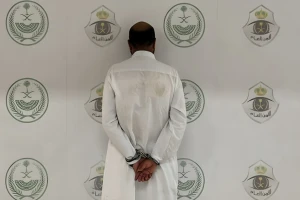 القبض والتشهير باسم مقيم لتحرشه بالنساء في مكة.. والكشف عن جنسيته - فيديو
